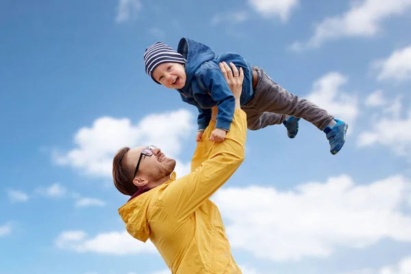 Padre con hijo jugando y divirtiéndose al aire libre — Foto de Stock