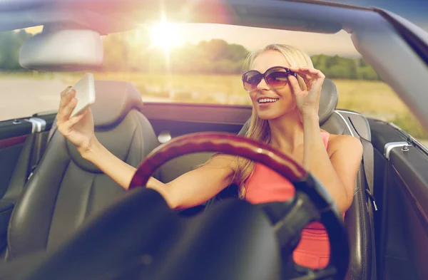 Kabrió autóban vesz selfie nő — Stock Fotó