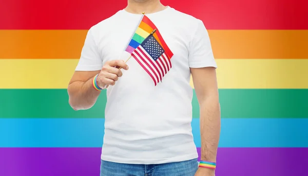 Gay hombre con american bandera y arco iris pulseras —  Fotos de Stock
