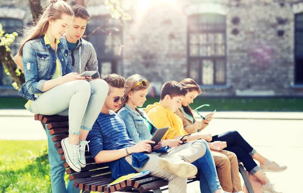 Grupo de alunos com tablet pc no pátio da escola — Fotografia de Stock