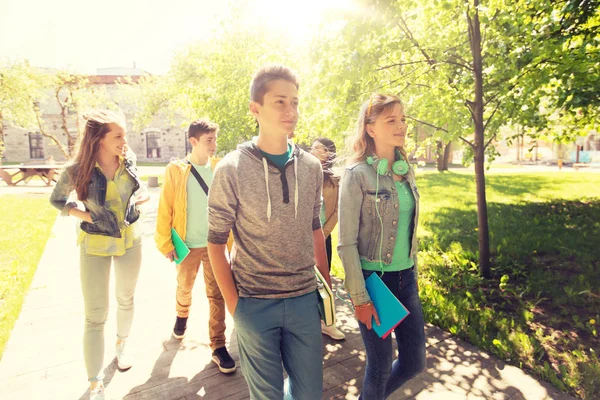 Groupe d'adolescents heureux marchant à l'extérieur — Photo