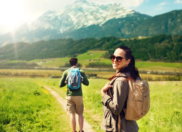 Casal feliz com mochilas viajando em terras altas — Fotografia de Stock