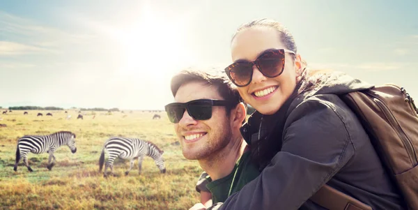 Lächelndes Paar mit Rucksack in Afrika unterwegs — Stockfoto