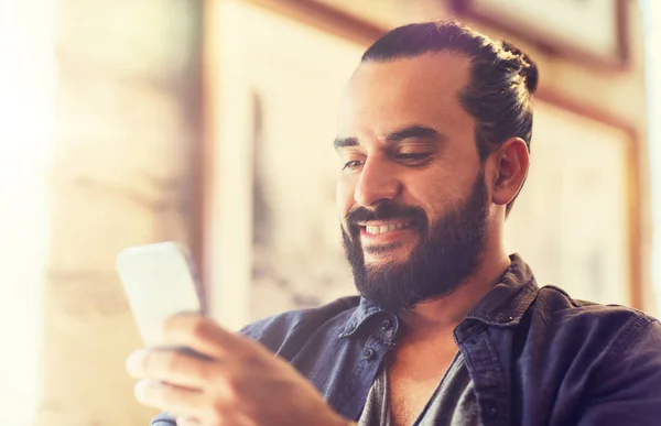 Mann mit Smartphone in Bar oder Kneipe — Stockfoto
