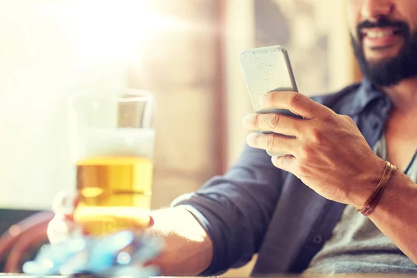 Close up de homem com smartphone e cerveja no pub — Fotografia de Stock