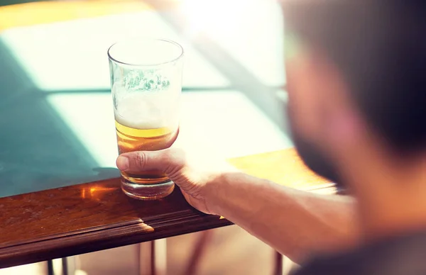 Nahaufnahme eines Mannes, der in einer Bar oder Kneipe Bier trinkt — Stockfoto