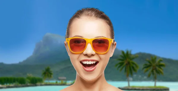 Glückliche Frau oder Teenager mit Sonnenbrille am Strand — Stockfoto