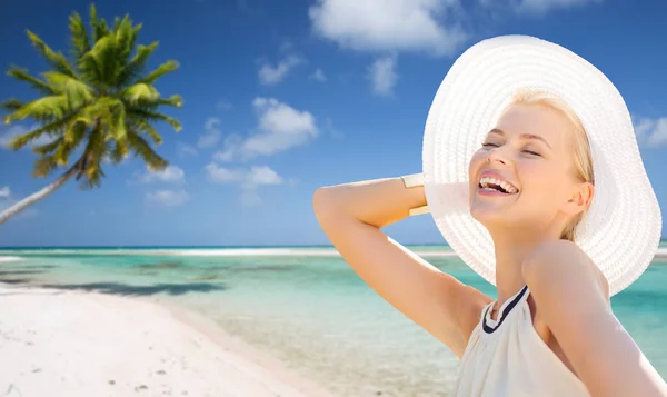 Bela mulher desfrutando de verão sobre praia — Fotografia de Stock