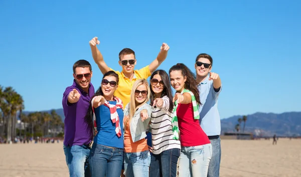 Glada vänner pekar på dig över venice beach — Stockfoto