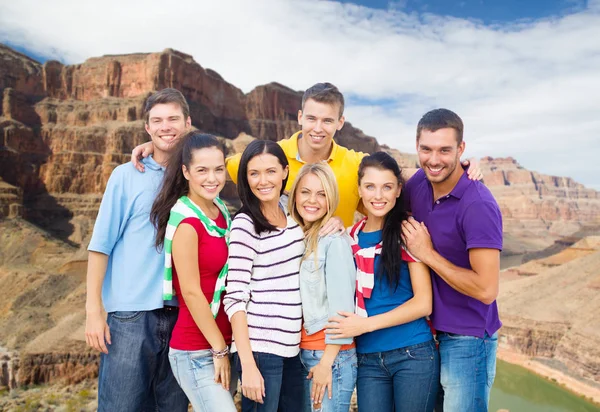 Skupina happy přátel nad grand Canyonem — Stock fotografie