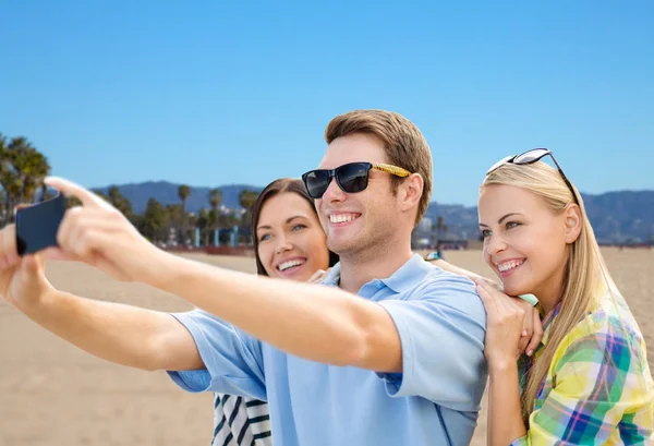 Grupo de amigos felices tomando selfie por teléfono celular — Foto de Stock