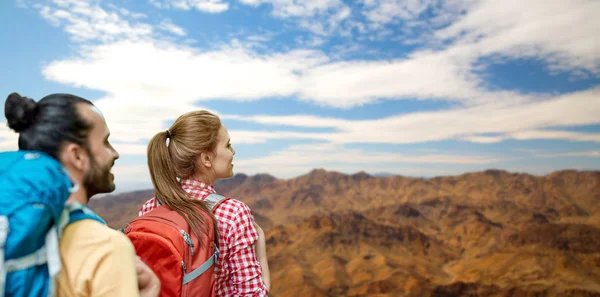 Echtpaar met rugzakken boven grand canyon — Stockfoto