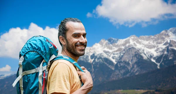 Primer plano del hombre con mochila sobre las montañas de los Alpes — Foto de Stock