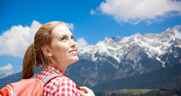 Donna sorridente con zaino sulle montagne alpi — Foto Stock