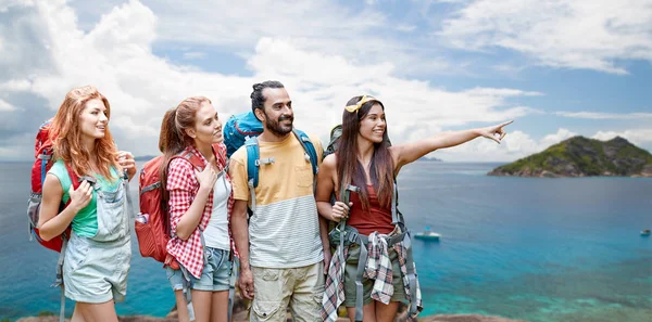 Přátelé s batohy nad ostrovem Seychel — Stock fotografie