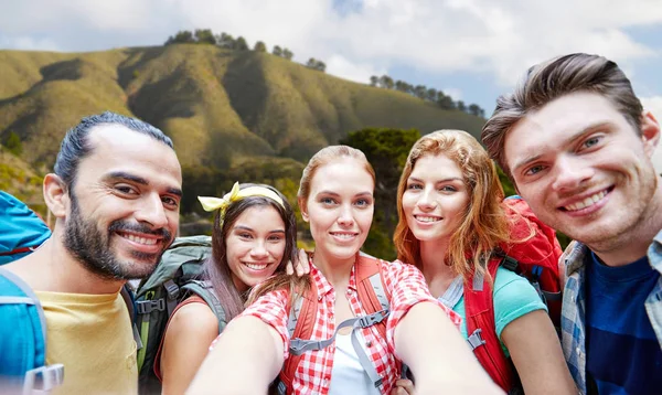 Friends with backpack taking selfie over big sur — Stock Photo, Image