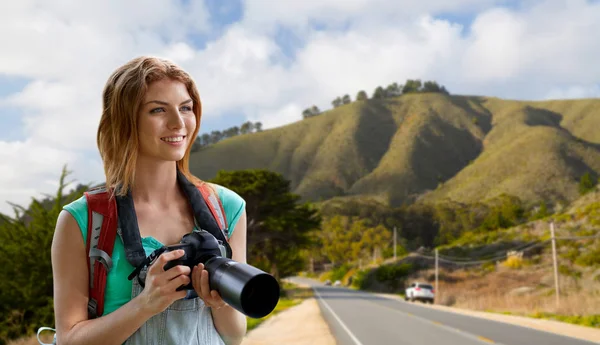 Mulher com mochila e câmera sobre grandes colinas sur — Fotografia de Stock