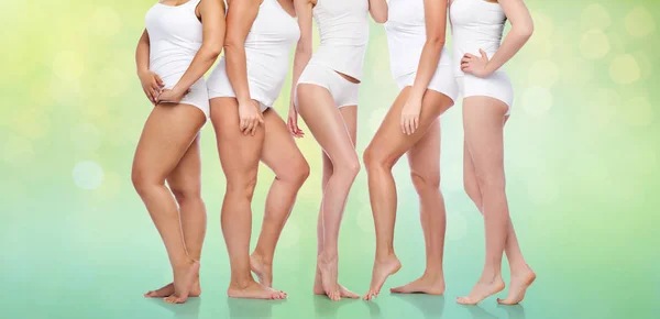 Gruppe fröhlicher Frauen in weißer Unterwäsche — Stockfoto