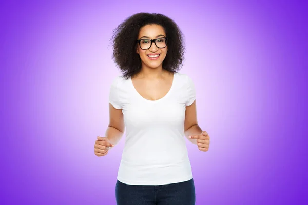 Afrikkalainen amerikkalainen nainen valkoisessa t-paidassa — kuvapankkivalokuva