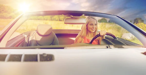 Feliz joven mujer conduciendo coche descapotable —  Fotos de Stock