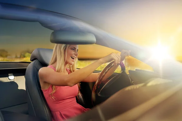 Glad ung kvinna köra cabriolet bil — Stockfoto