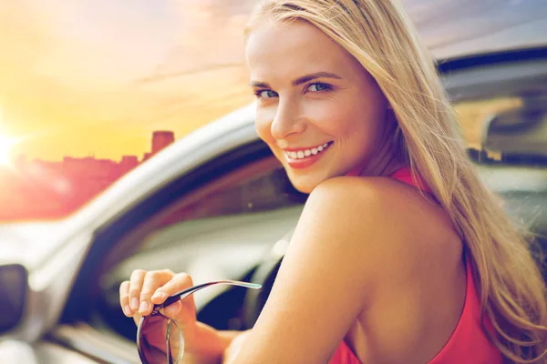 Feliz joven mujer en coche descapotable —  Fotos de Stock