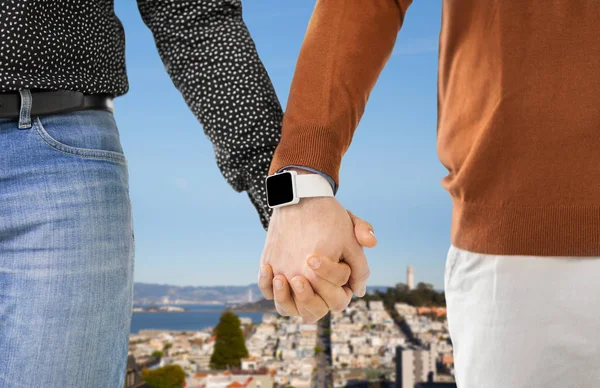 Cerca de macho gay pareja manos con smartwatch —  Fotos de Stock