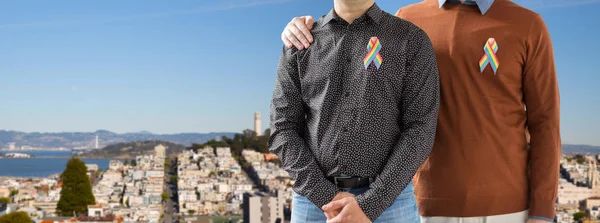 Primer plano de pareja con gay orgullo arco iris cintas — Foto de Stock