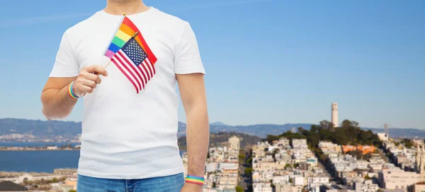 Homosexuell man med amerikanska flaggan och rainbow armband — Stockfoto