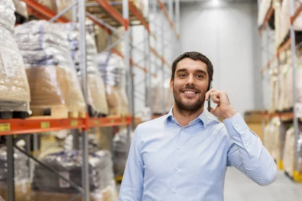 Homme d'affaires appelant sur smartphone à l'entrepôt — Photo