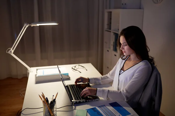 Businesswoman with laptop at night office — Stock Photo, Image