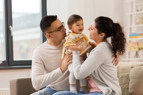 Familia feliz con la hija en casa —  Fotos de Stock