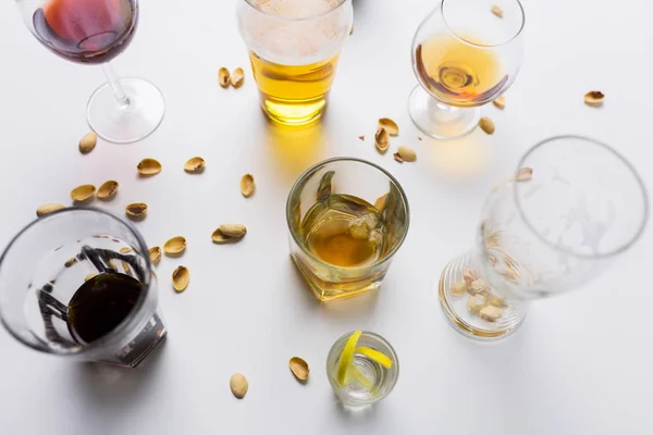 Glasögon av olika alkohol drycker på kladdigt bord — Stockfoto