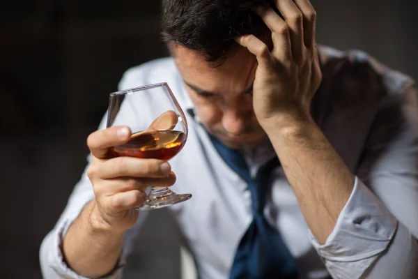 Detailní záběr z pití alkoholu v noci opilý muž — Stock fotografie