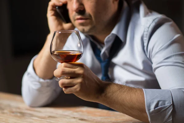 Zár-megjelöl-ból ember-alkohollal, felszólítva a telefon — Stock Fotó