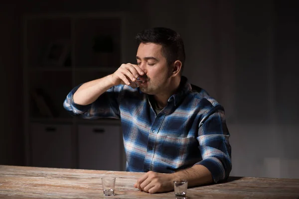 Homme buvant de l'alcool la nuit — Photo