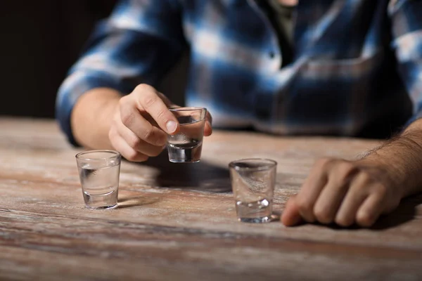Alkoholos ivóvíz vodka szemcsésedik éjjel kezében — Stock Fotó