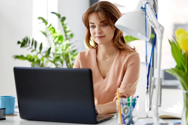 Mujer de negocios con portátil trabajando en la oficina — Foto de Stock