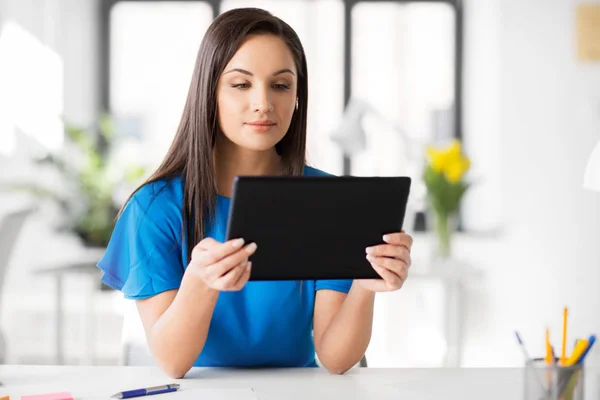 Zakenvrouw met tablet-pc werken op kantoor — Stockfoto