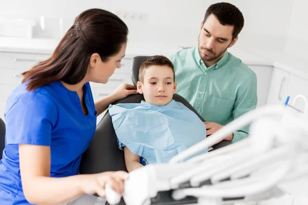 Far och son besöker tandläkare vid tandvårdsklinik — Stockfoto