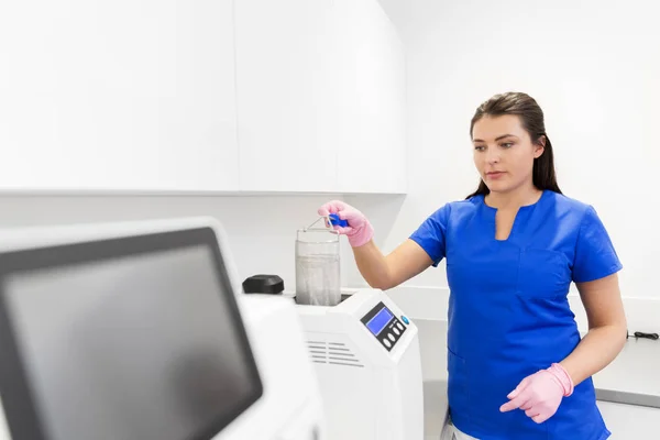 Herramientas de esterilización del dentista en la clínica dental —  Fotos de Stock