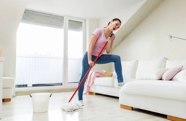 Mujer o ama de casa con piso de limpieza fregona en casa — Foto de Stock