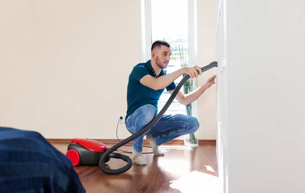 自宅の掃除機を持つ男 — ストック写真