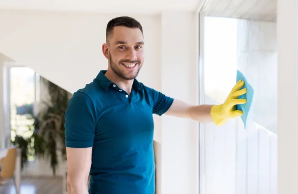 Man in rubberen handschoenen venster met doek schoonmaken — Stockfoto