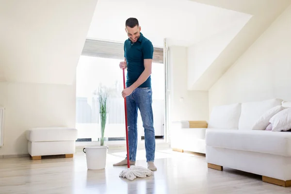 Muž s mop a kbelík čištění podlahy doma — Stock fotografie