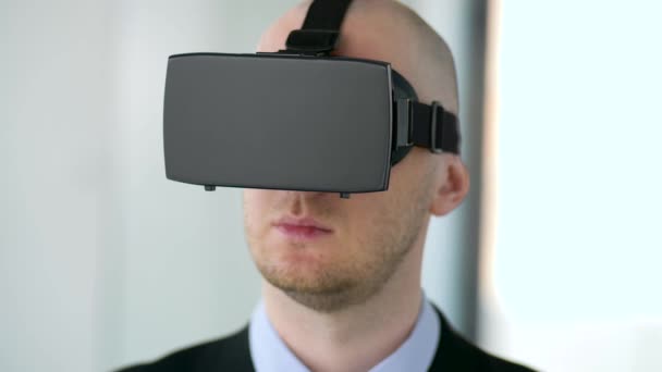 Uomo d'affari con auricolare realtà virtuale in ufficio — Video Stock