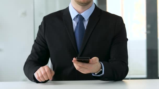 Hombre de negocios que trabaja con smartphone en la oficina — Vídeo de stock