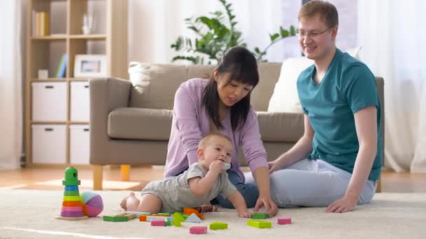 Szczęśliwa rodzina z małym chłopcem bawiącym się w domu — Wideo stockowe