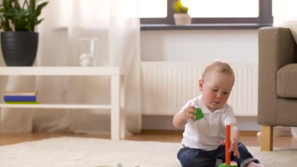 Werkende moeder met baby bellen op smartphone — Stockvideo