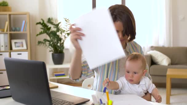 Lavorare madre con bambino ragazzo a casa ufficio — Video Stock